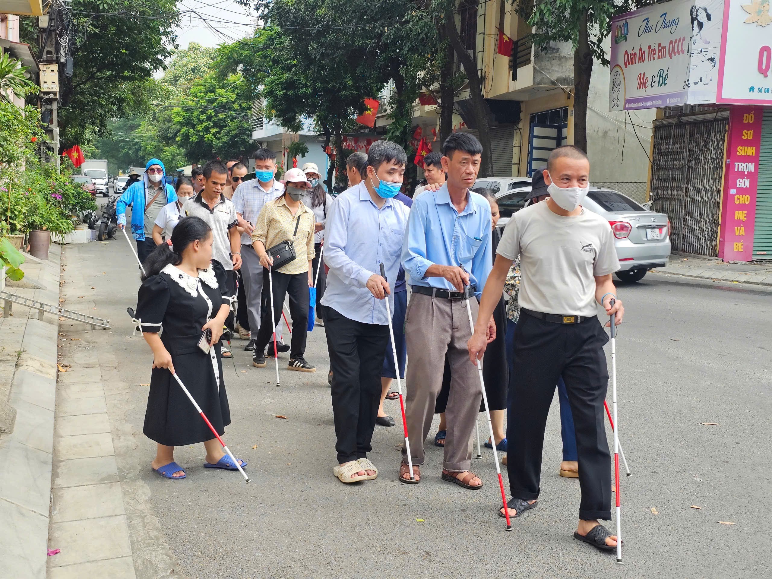 Hình ảnh: Bắc Ninh tập huấn kỹ năng sử dụng gậy dò đường cho gần 100 cán bộ, hội viên
